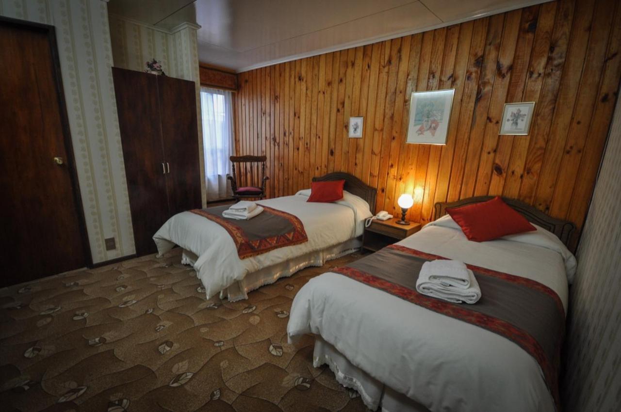 Hostal Los Pinos Puerto Natales Exterior photo