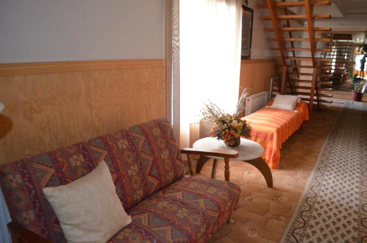 Hostal Los Pinos Puerto Natales Exterior photo