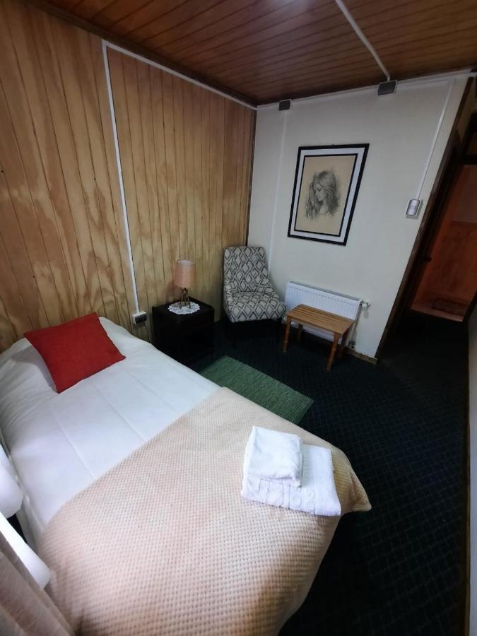 Hostal Los Pinos Puerto Natales Exterior photo